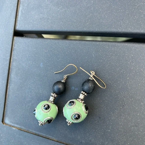 Unique green and black hook earrings - Picture 3 of 3